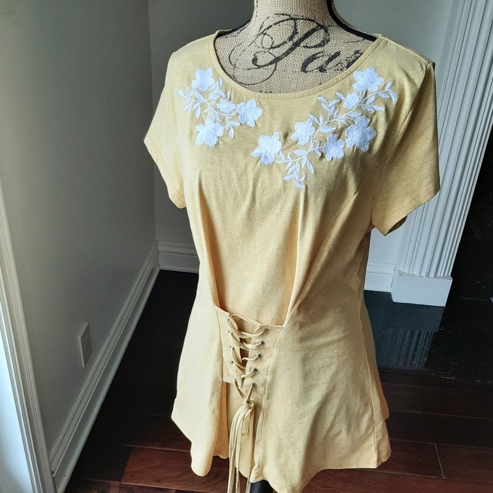 INTERNATIONAL CONCEPTS EMBROIDERED TEE